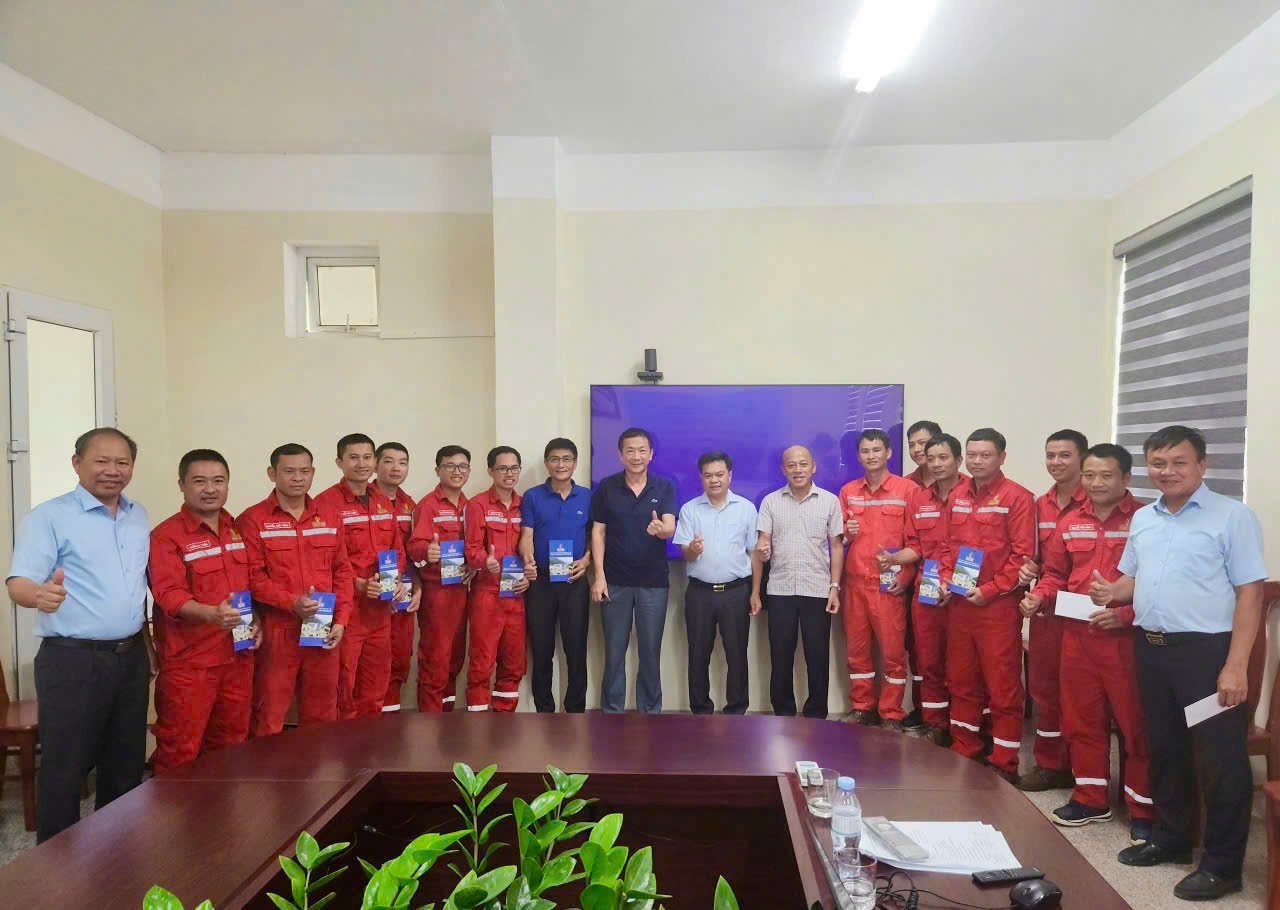 Những &quot;người hùng&quot; áo đỏ tại Nhà máy Thủy điện Nậm Nơn