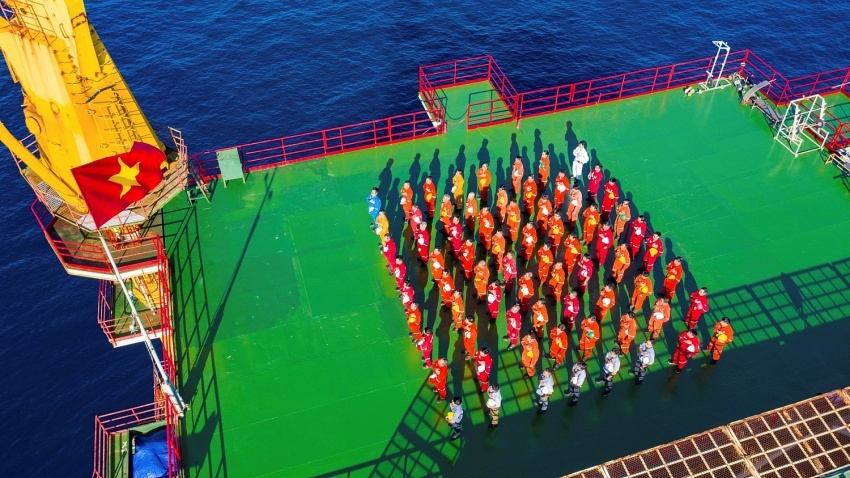 Người lao động Petrovietnam chào cờ trên vùng mỏ Bạch Hổ Người lao động Petrovietnam chào cờ trên vùng mỏ Bạch Hổ