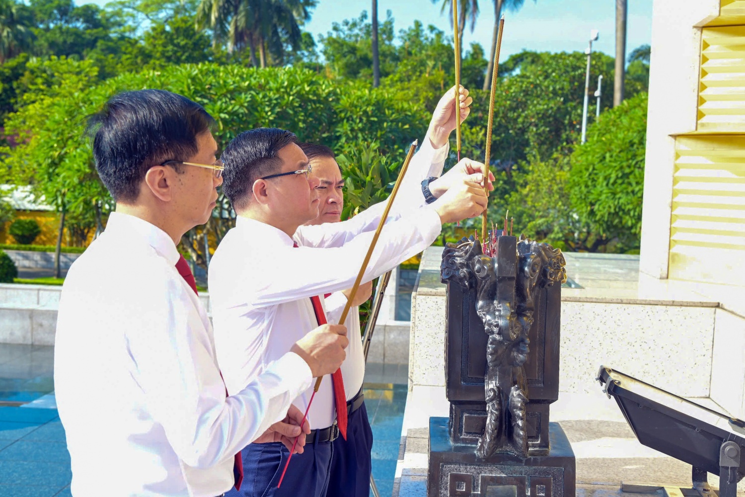 Đoàn đại biểu Đảng bộ Petrovietnam viếng Lăng Chủ tịch Hồ Chí Minh