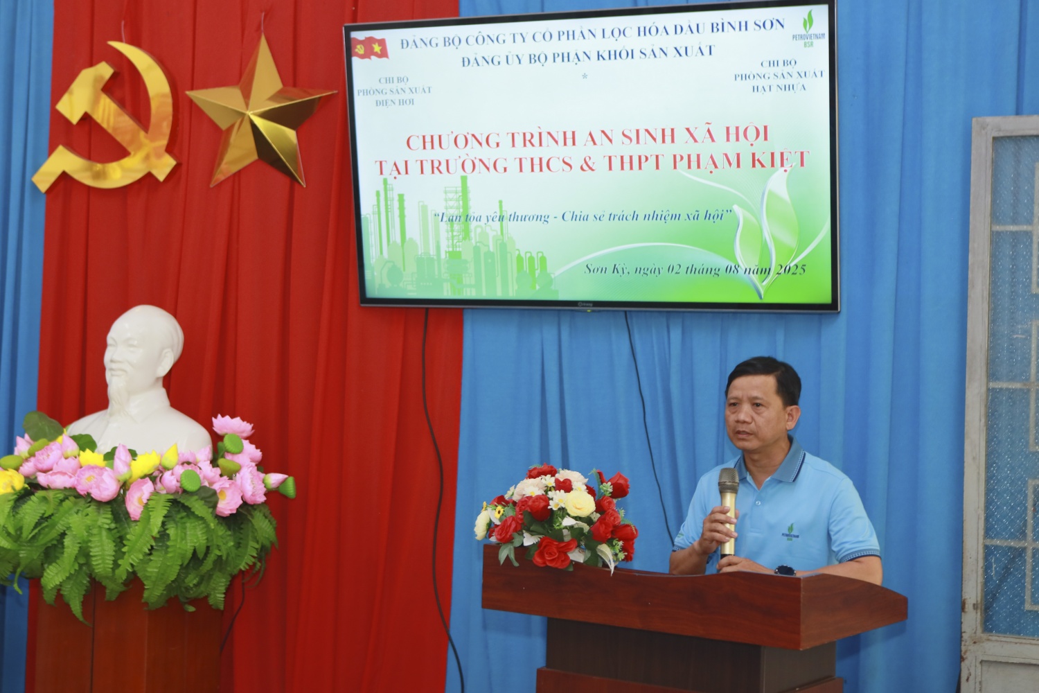 Đồng chí Nguyễn Anh Tâm – Bí thư Chi bộ Bí thư Chibộ phòngsản xuấthạt nhựa  phát biểu chia sẻ về những khó khăn của các thầy cô giáo và học sinh Trường THCS&amp;THPT Phạm Kiệt.