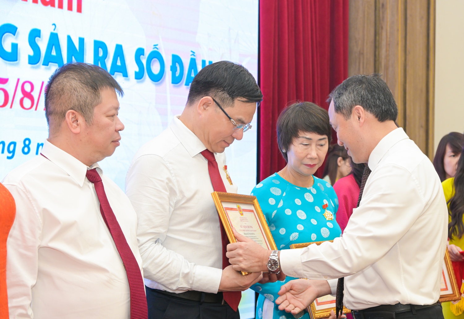 Tổng biên tập Tạp chí Cộng sản Hoàng Trung Dũng đã trao kỷ niệm chương và bằng khen cho đồng chí Lê Mạnh Hùng, Bí thư Đảng ủy, Chủ tịch HĐTV Tập đoàn Công nghiệp – Năng lượng Quốc gia Việt Nam