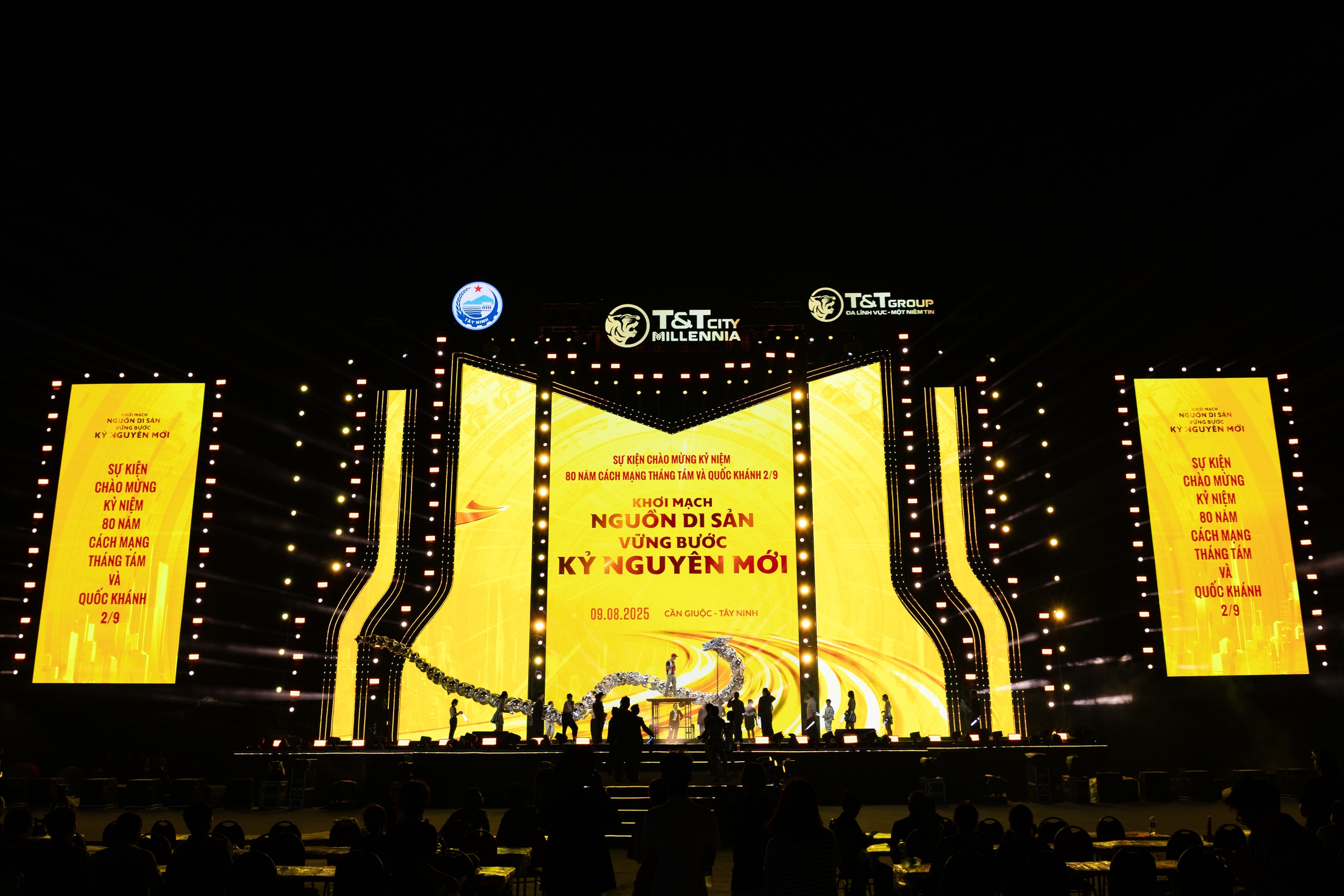 Thành phố Thiên niên kỷ T&amp;T City Millennia bừng sáng trước đại nhạc hội- Ảnh 6.