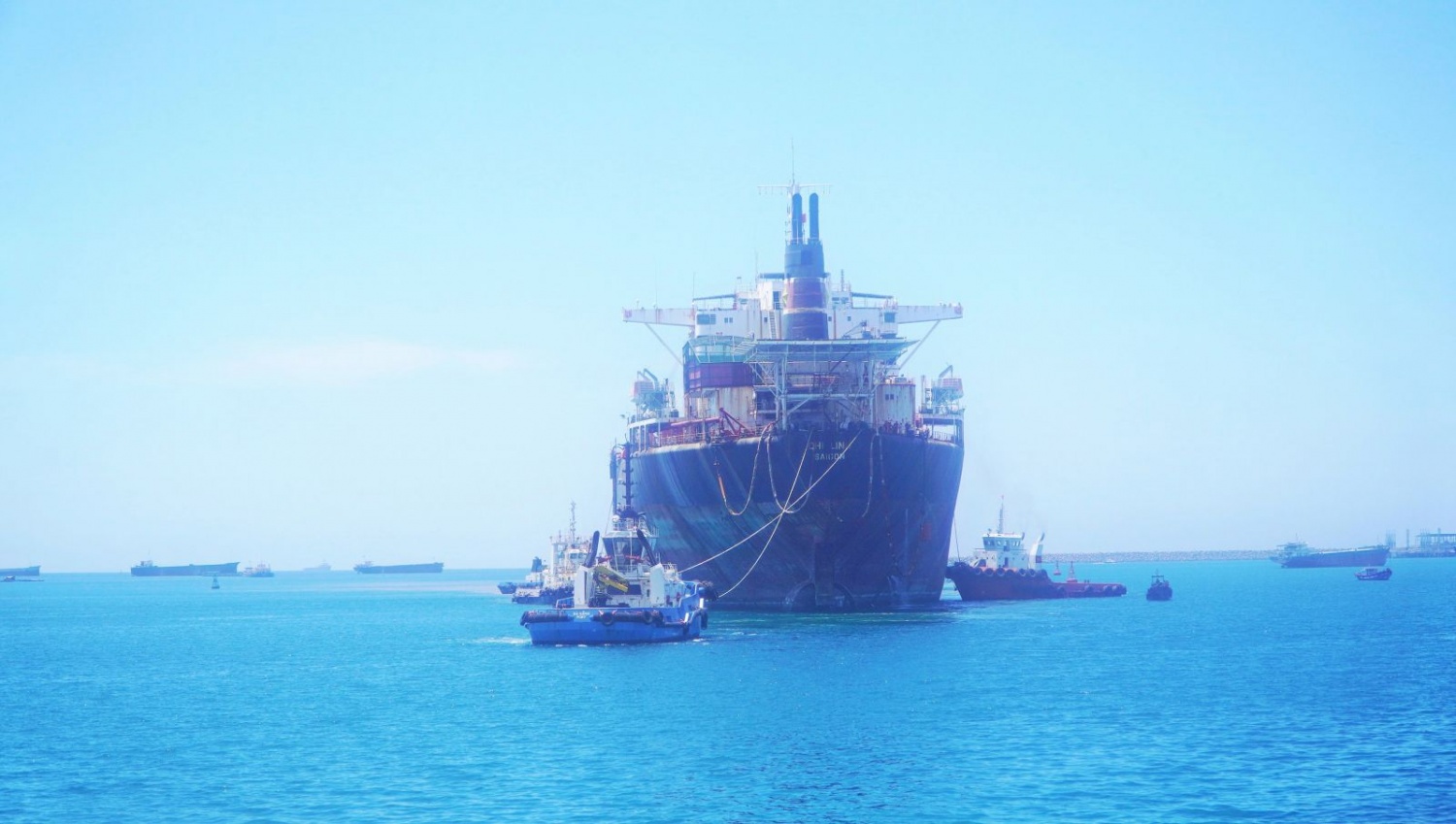 Tàu FSO Chí  Linh đang được 6 tàu lai dắt từ ngoài vịnh Dung Quất vào khu vực dock sửa chữa của PVSM.