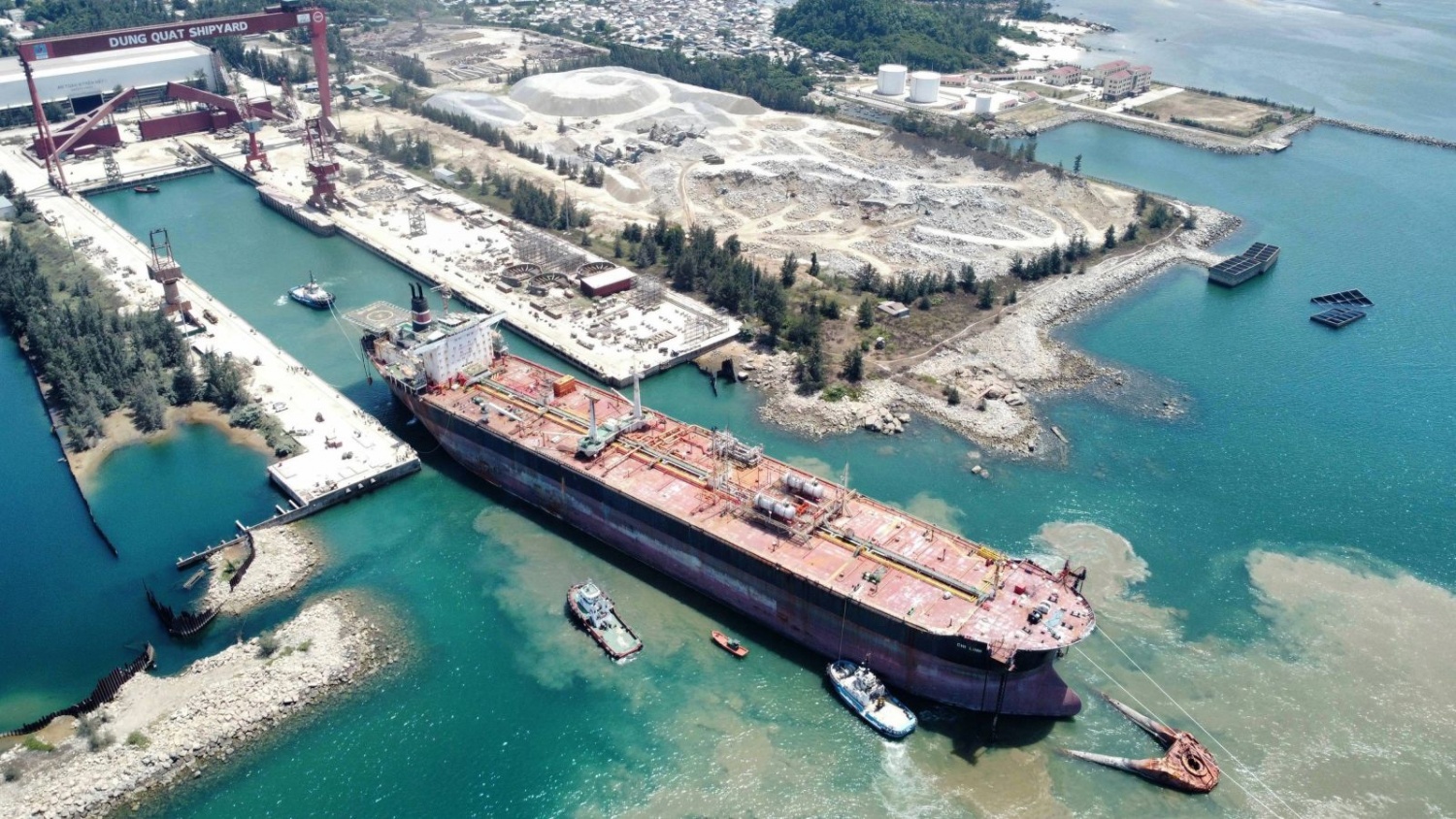 FSO Chí Linh có kích thước “khủng” với chiều dài 295m, chiều rộng 45m, và có khả năng chứa 150.000 tấn dầu.