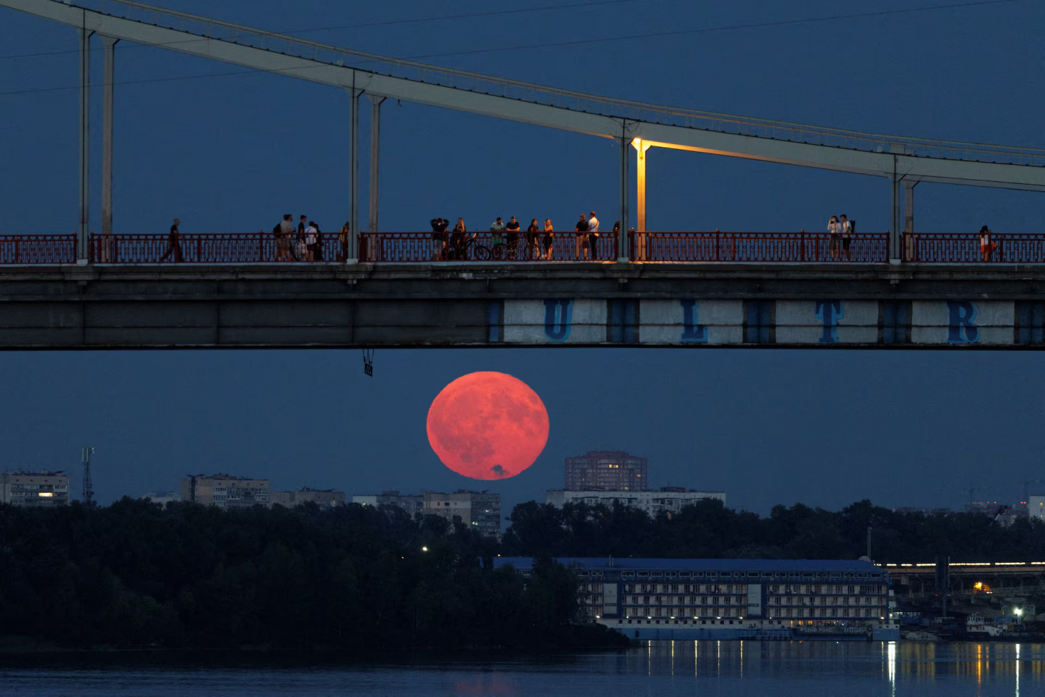 Vẻ đẹp huyền ảo của siêu trăng ‘cá tầm’  trên toàn thế giới Vẻ đẹp huyền ảo của siêu trăng ‘cá tầm’  trên toàn thế giới