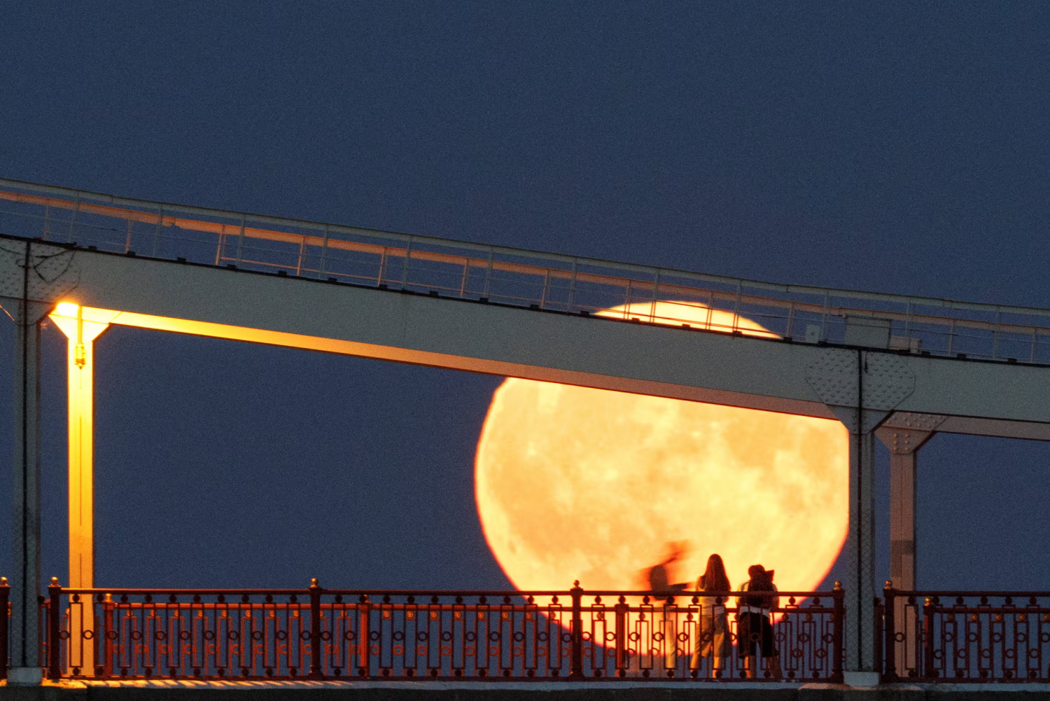 Vẻ đẹp huyền ảo của siêu trăng ‘cá tầm’  trên toàn thế giới Vẻ đẹp huyền ảo của siêu trăng ‘cá tầm’  trên toàn thế giới