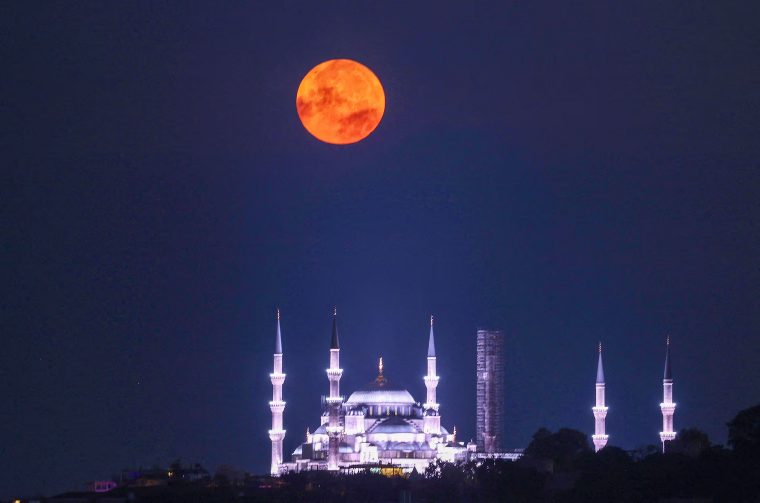 Vẻ đẹp huyền ảo của siêu trăng ‘cá tầm’  trên toàn thế giới