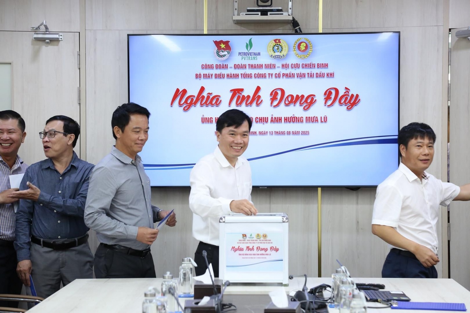 PVTrans chung tay ủng hộ đồng bào các địa phương bị ảnh hưởng bởi mưa lũ