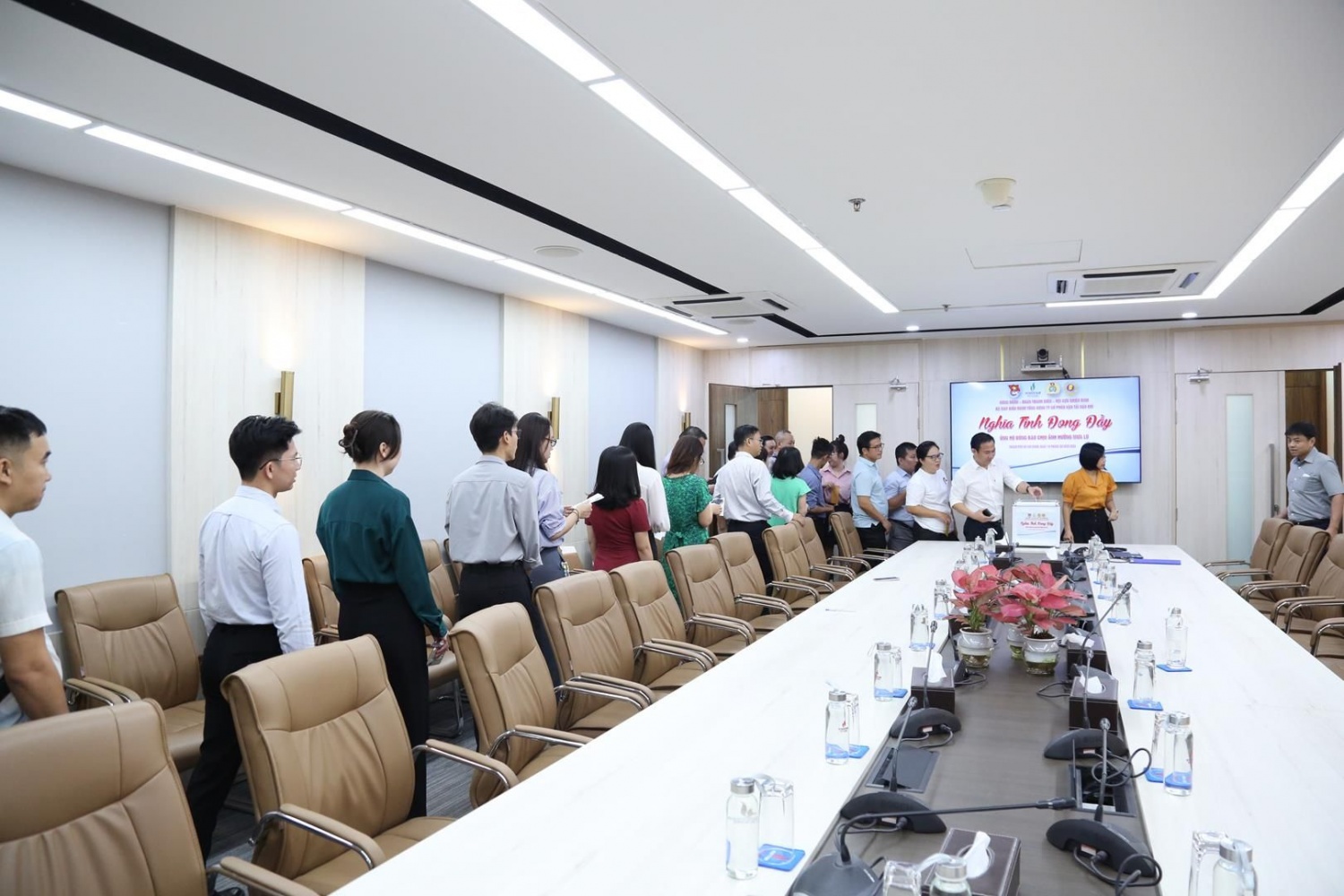 PVTrans chung tay ủng hộ đồng bào các địa phương bị ảnh hưởng bởi mưa lũ