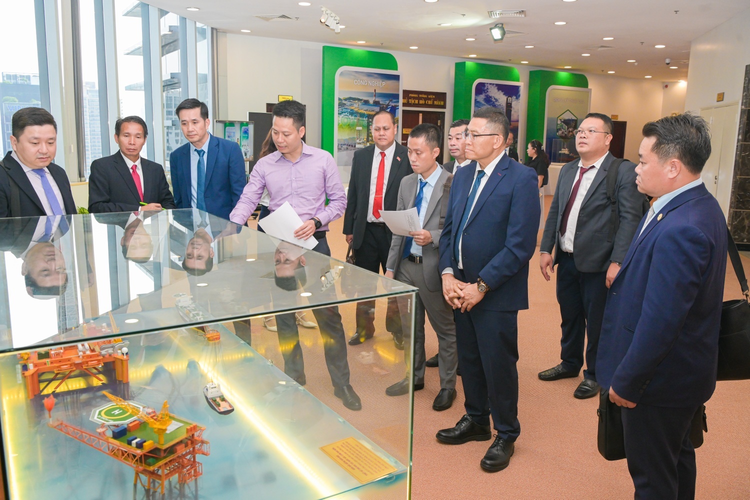 Petrovietnam đón Đoàn công tác Ban Cải cách Doanh nghiệp Trung ương Lào đến thăm và làm việc