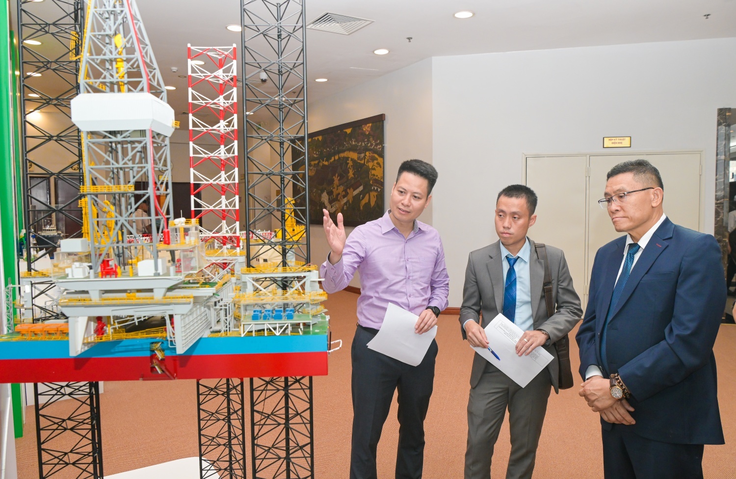 Petrovietnam đón Đoàn công tác Ban Cải cách Doanh nghiệp Trung ương Lào đến thăm và làm việc