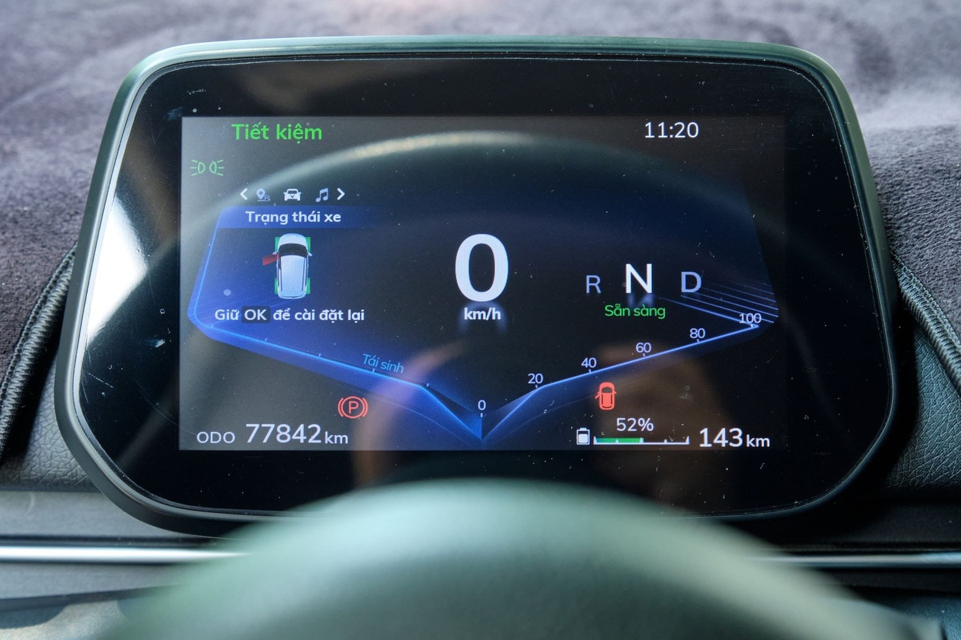 Do nhu cầu đi lại hàng ngày cao, chiếc VinFast VF 5 của anh Thắng đến nay đã lăn bánh hơn 77.000 km, dù mới sử dụng khoảng 2 năm. 3-4158.jpg