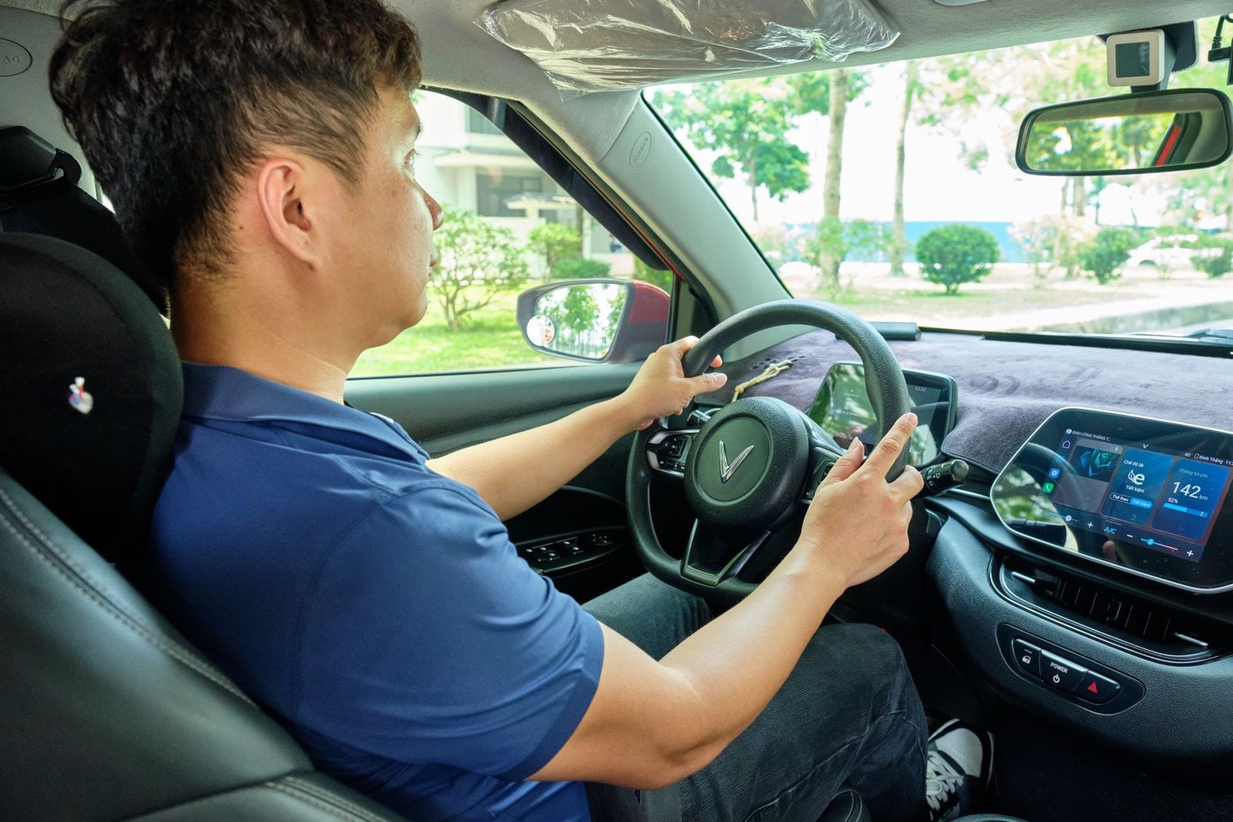 “VinFast VF 5 chạy rất bốc nhưng không khó làm quen với người mới. Xe chạy đường trường rất thích, đầm chắc ở dải tốc dưới 100 km/h”, anh Thắng nói. 4.jpg