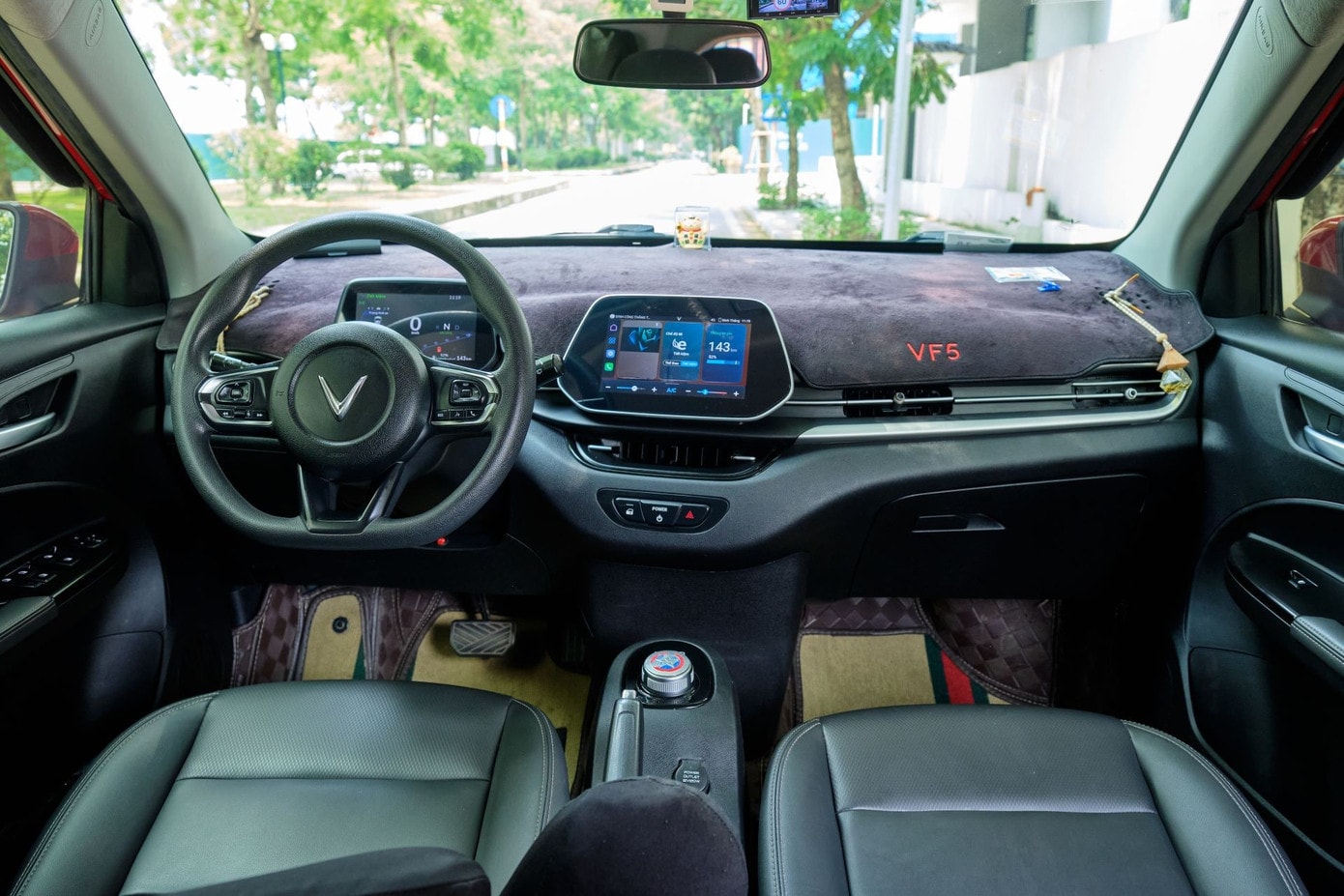 Sau 2 năm sử dụng với hơn 77.000 km lăn bánh, nội thất chiếc VinFast VF 5 của anh Thắng vẫn còn khá mới. 6.jpg