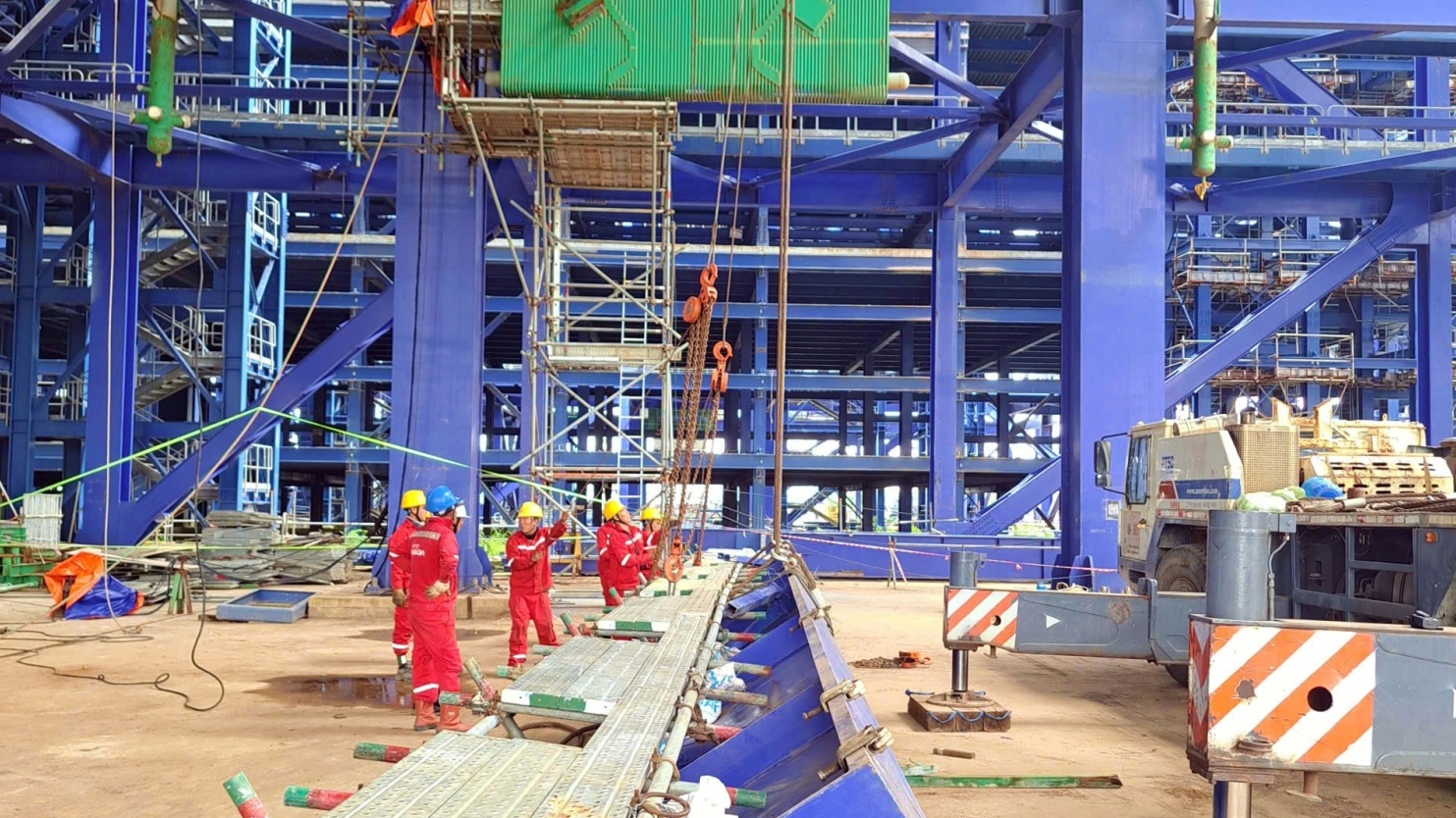 Dự án NMNĐ Long Phú 1 lắp đặt khung lò hơi, hoàn thành nhiều hạng mục quan trọng