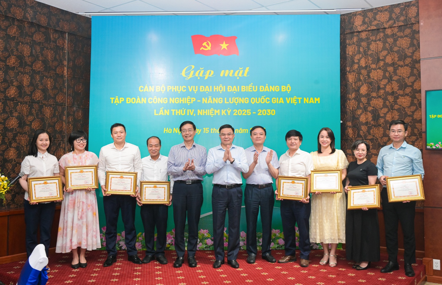 Khen thưởng các tập thể xuất sắc trong công tác tổ chức Đại hội Đảng bộ Petrovietnam lần thứ IV, nhiệm kỳ 2025-2030