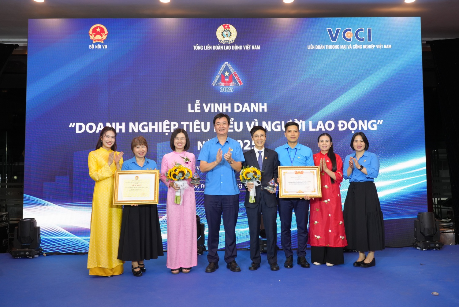 3 đơn vị Petrovietnam được vinh danh “Doanh nghiệp tiêu biểu vì người lao động” năm 2025 3 đơn vị Petrovietnam được vinh danh “Doanh nghiệp tiêu biểu vì người lao động” năm 2025