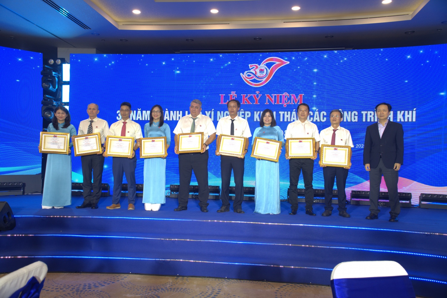 Xí nghiệp Khí Vietsovpetro: 30 năm đồng hành cùng dòng Khí “Vững bước tiên phong” Xí nghiệp Khí Vietsovpetro: 30 năm đồng hành cùng dòng Khí “Vững bước tiên phong”