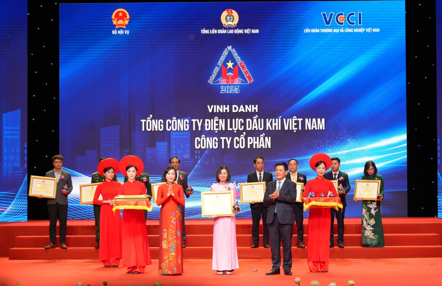 3 đơn vị Petrovietnam được vinh danh “Doanh nghiệp tiêu biểu vì người lao động” năm 2025 3 đơn vị Petrovietnam được vinh danh “Doanh nghiệp tiêu biểu vì người lao động” năm 2025
