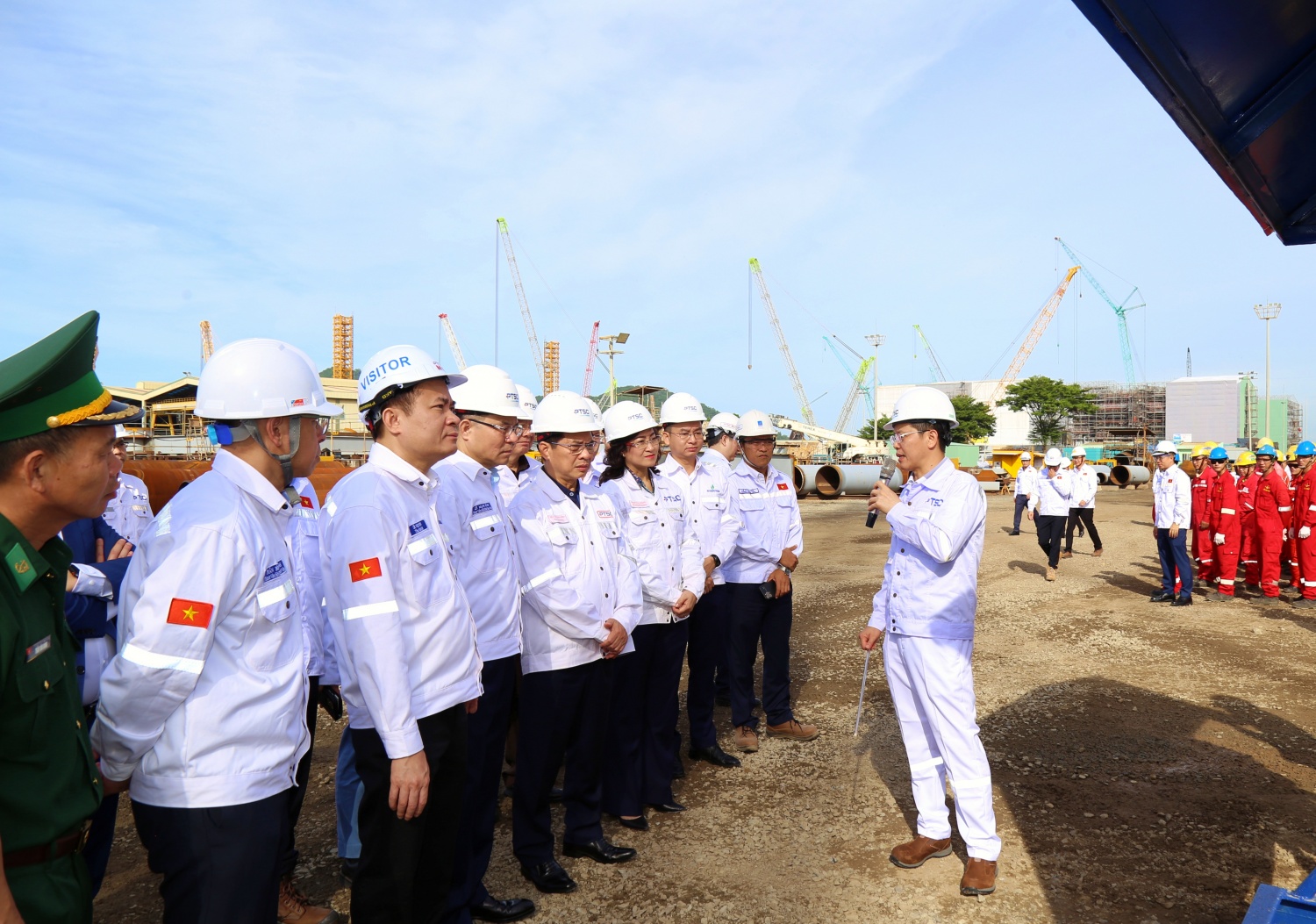 [Chùm ảnh] Phó Thủ tướng Bùi Thanh Sơn thăm và động viên người lao động PTSC