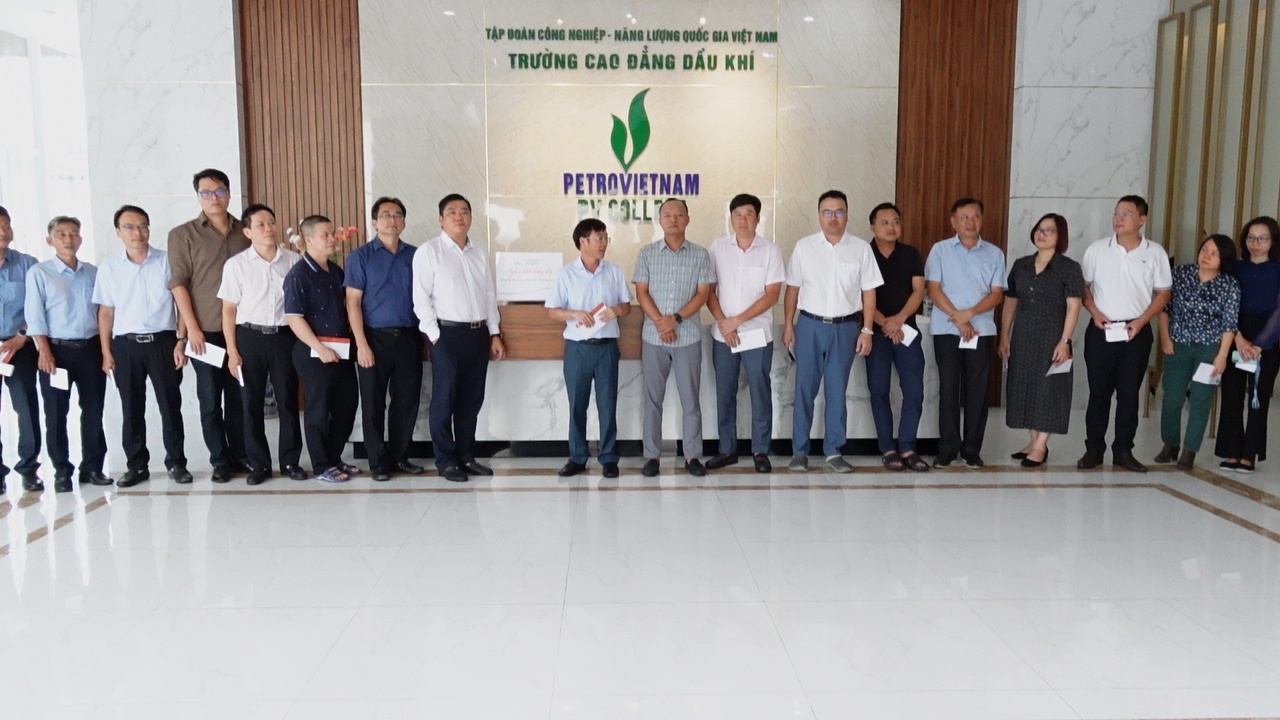 VPI, PVU và PV College chung tay ủng hộ người dân chịu thiệt hại do bão số 3 VPI, PVU và PV College chung tay ủng hộ người dân chịu thiệt hại do bão số 3