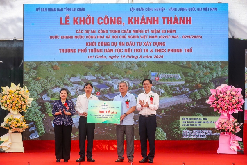 Ông Trần Quang Dũng cùng ông Đỗ Chí Thanh trao hỗ trợ xây dựng công trình