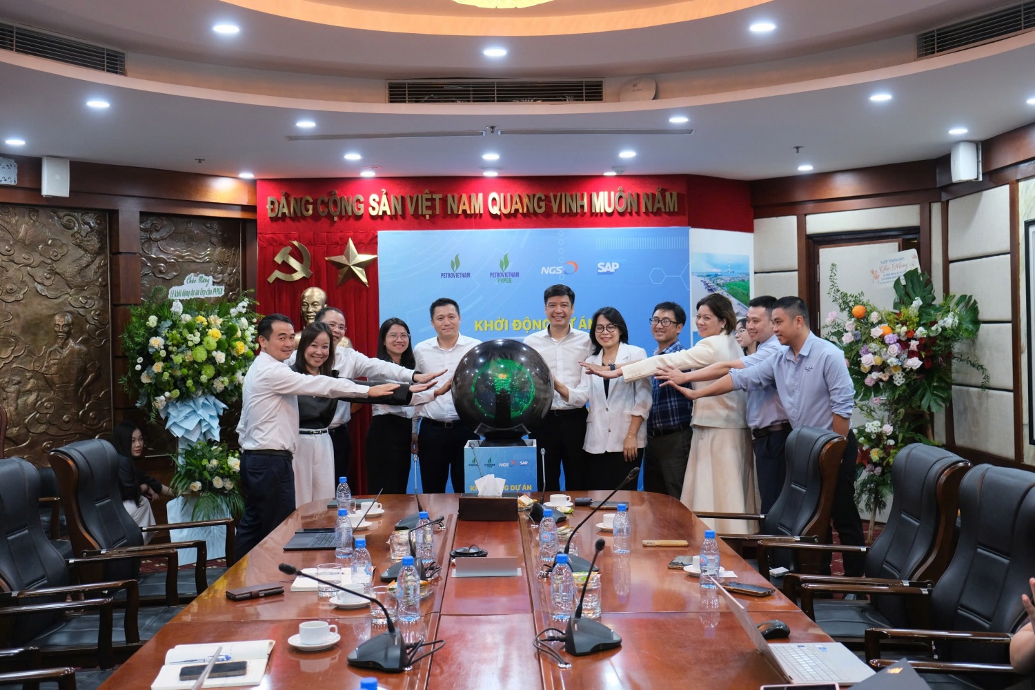 Các đại biểu thực hiện nghi thức triển khai hệ thống ERP SAP S/4HANA