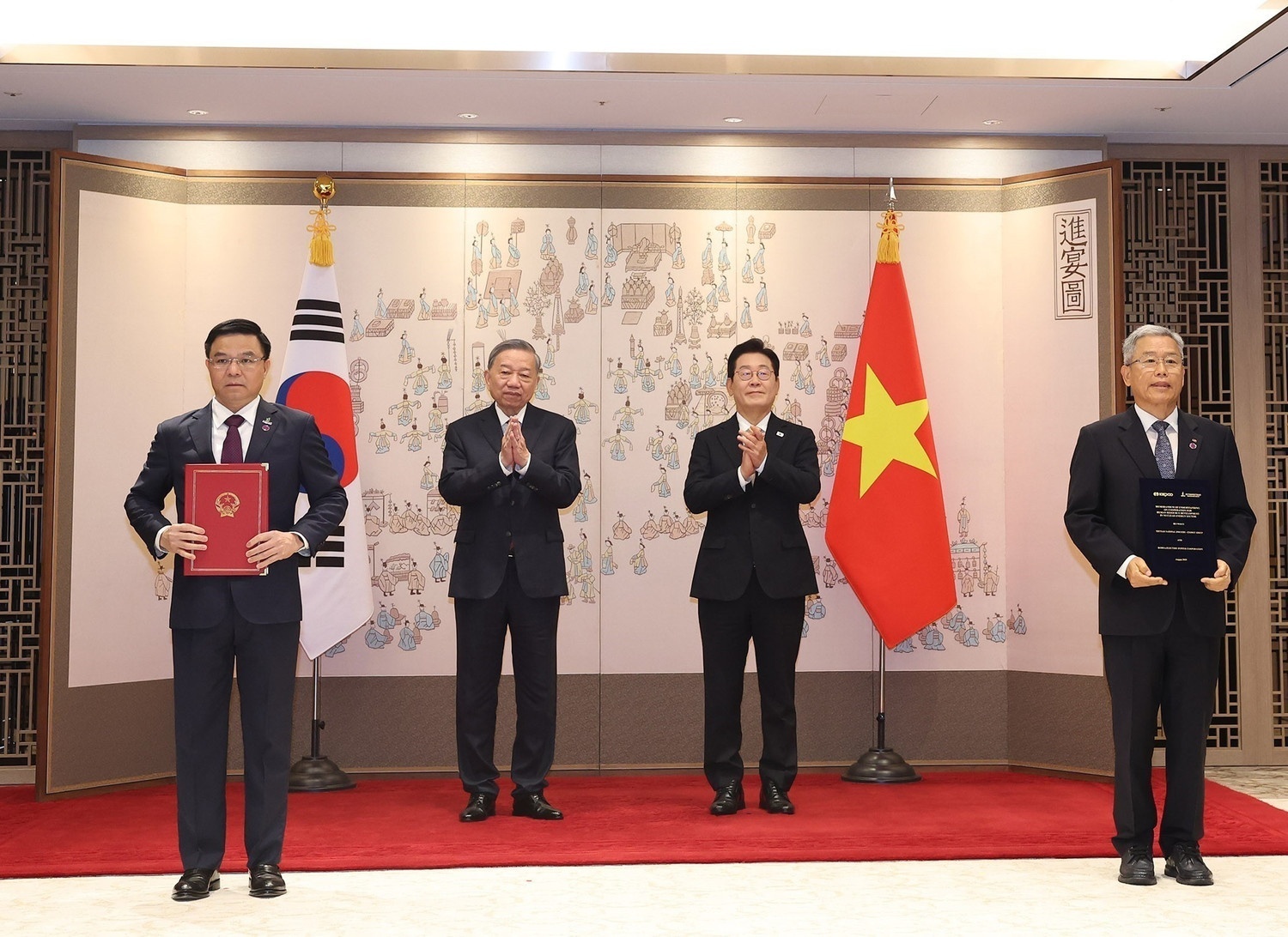 Tổng Bí thư Tô Lâm và Tổng thống Hàn Quốc Lee Jae Myung chứng kiến lễ trao Bản ghi nhớ hợp tác về phát triển nguồn nhân lực trong lĩnh vực năng lượng hạt nhân giữa Tập đoàn Công nghiệp - Năng lượng Quốc gia Việt Nam và Tập đoàn Điện lực Hàn Quốc Tổng Bí thư Tô Lâm và Tổng thống Hàn Quốc Lee Jae Myung chứng kiến lễ trao Bản ghi nhớ hợp tác về phát triển nguồn nhân lực trong lĩnh vực năng lượng hạt nhân giữa Tập đoàn Công nghiệp - Năng lượng Quốc gia Việt Nam và Tập đoàn Điện lực Hàn Quốc