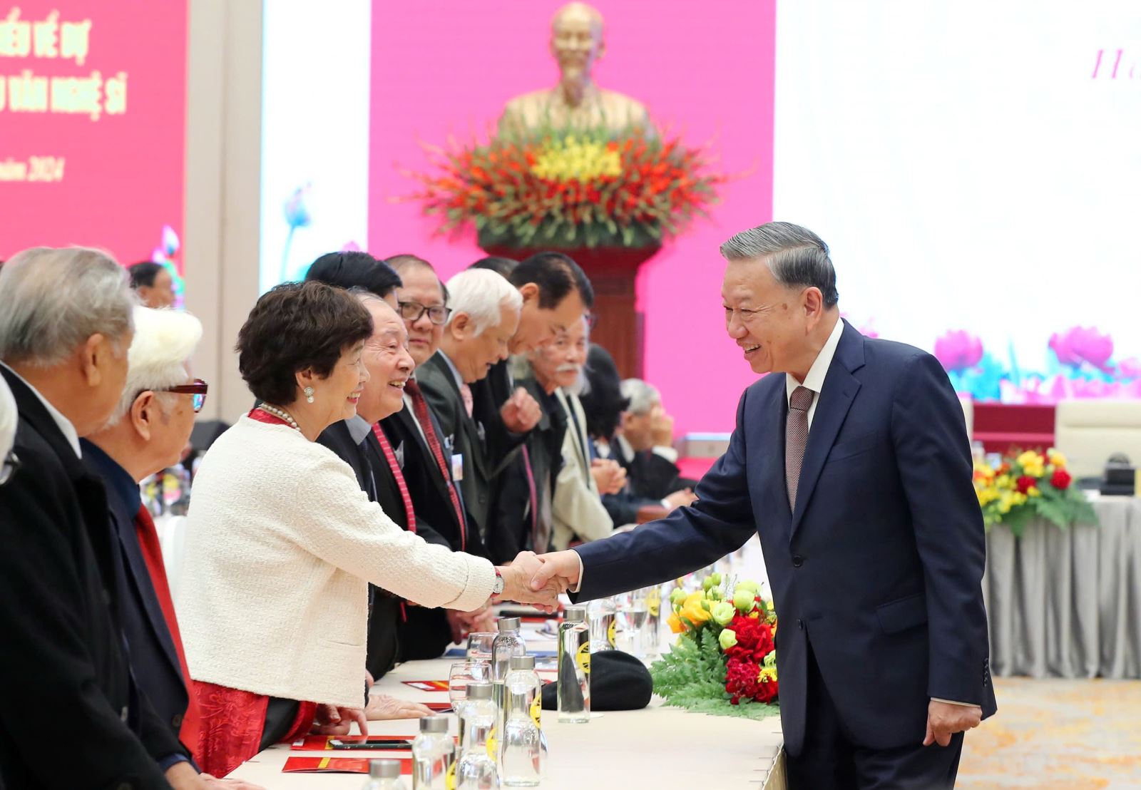 Ngành Văn hóa Việt Nam 80 năm đồng hành cùng sự nghiệp cách mạng vẻ vang của Đảng và dân tộc Ngành Văn hóa Việt Nam 80 năm đồng hành cùng sự nghiệp cách mạng vẻ vang của Đảng và dân tộc