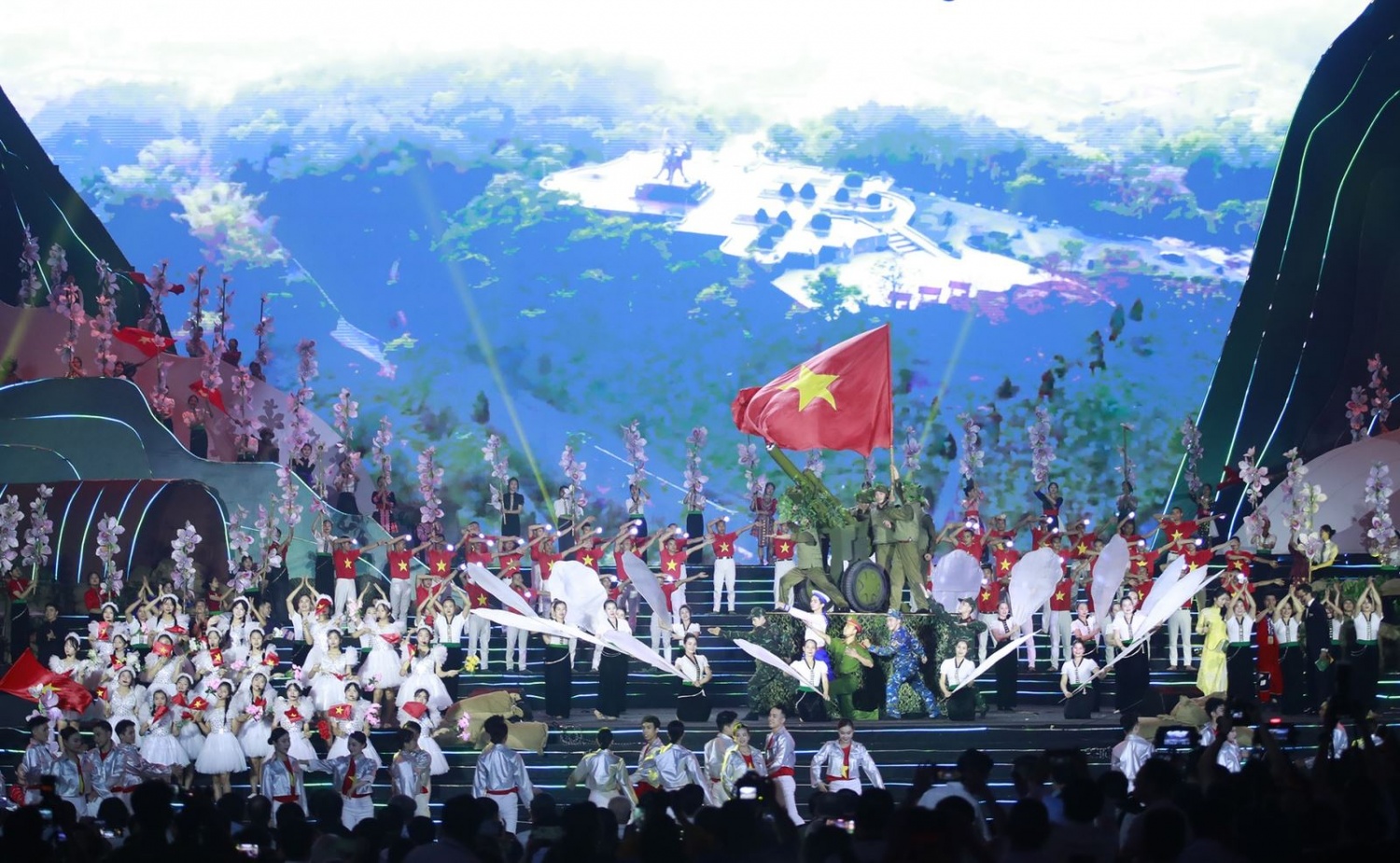 Ngành Văn hóa Việt Nam 80 năm đồng hành cùng sự nghiệp cách mạng vẻ vang của Đảng và dân tộc Ngành Văn hóa Việt Nam 80 năm đồng hành cùng sự nghiệp cách mạng vẻ vang của Đảng và dân tộc