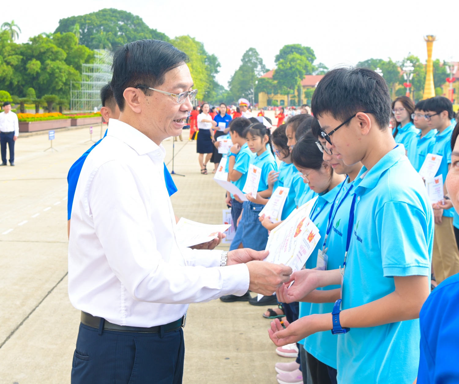đồng chí Trần Quang Dũng – Phó Bí thư thường trực Đảng ủy Tập đoàn Công nghiệp - Năng lượng Quốc gia Việt Nam (Petrovietnam) đồng chí Trần Quang Dũng – Phó Bí thư thường trực Đảng ủy Tập đoàn Công nghiệp - Năng lượng Quốc gia Việt Nam (Petrovietnam)