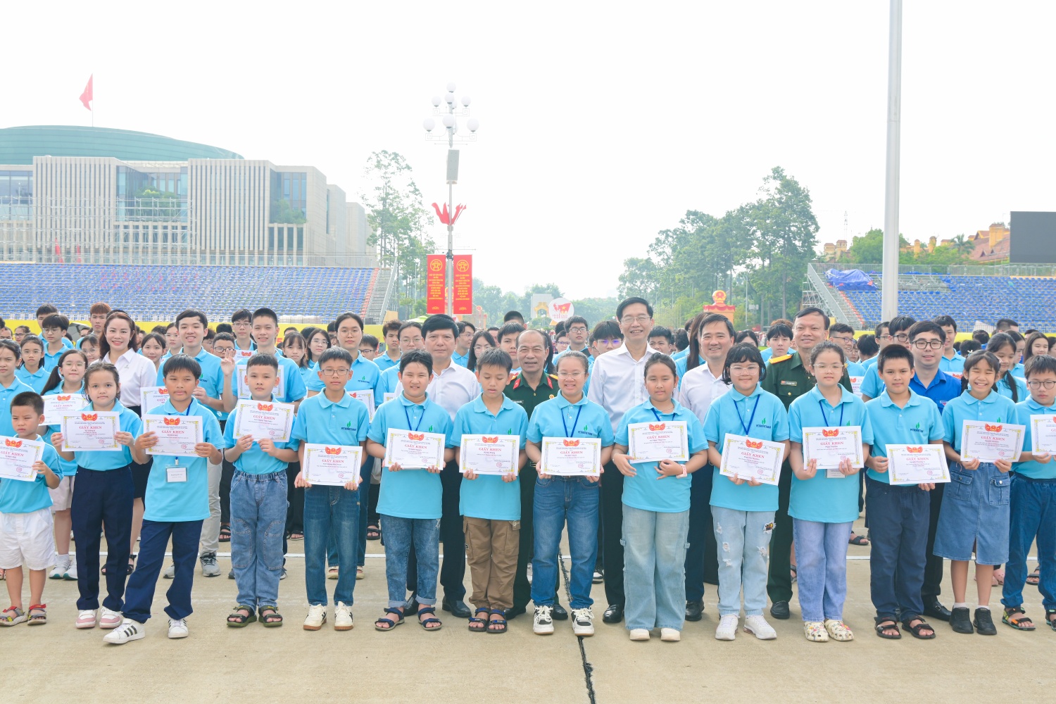 Petrovietnam tổ chức Lễ báo công dâng Bác, tuyên dương các học sinh đạt thành tích cao Petrovietnam tổ chức Lễ báo công dâng Bác, tuyên dương các học sinh đạt thành tích cao