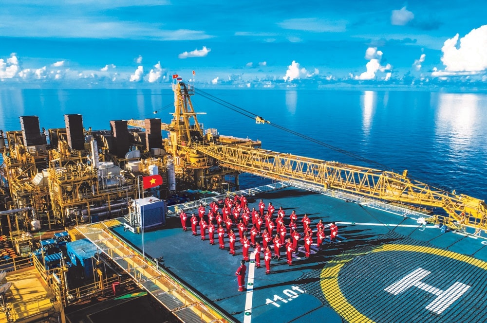 Cán bộ, đảng viên, người lao động BIENDONG POC thực hiện nghi thức chào cờ trên cụm giàn khai thác Hải Thạch - Mộc Tinh Cán bộ, đảng viên, người lao động BIENDONG POC thực hiện nghi thức chào cờ trên cụm giàn khai thác Hải Thạch - Mộc Tinh