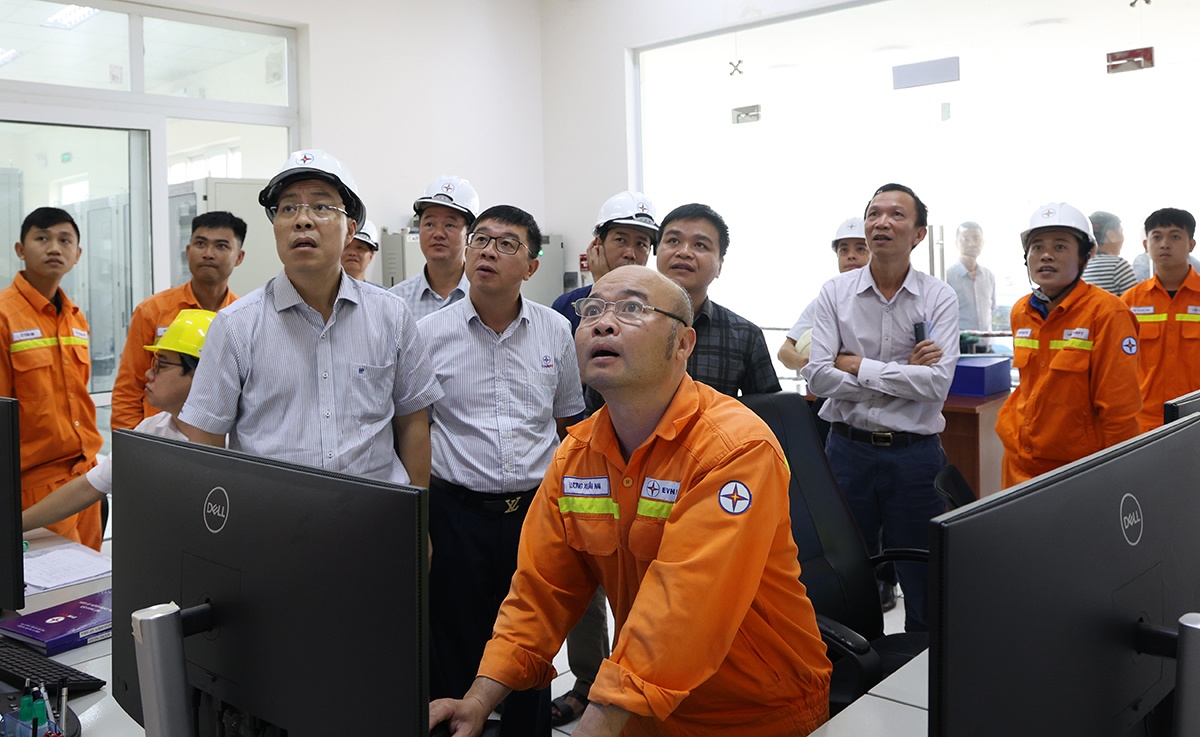Hai đoàn công tác của EVNNPT trực tiếp chỉ huy ứng trực tại vùng tâm bão