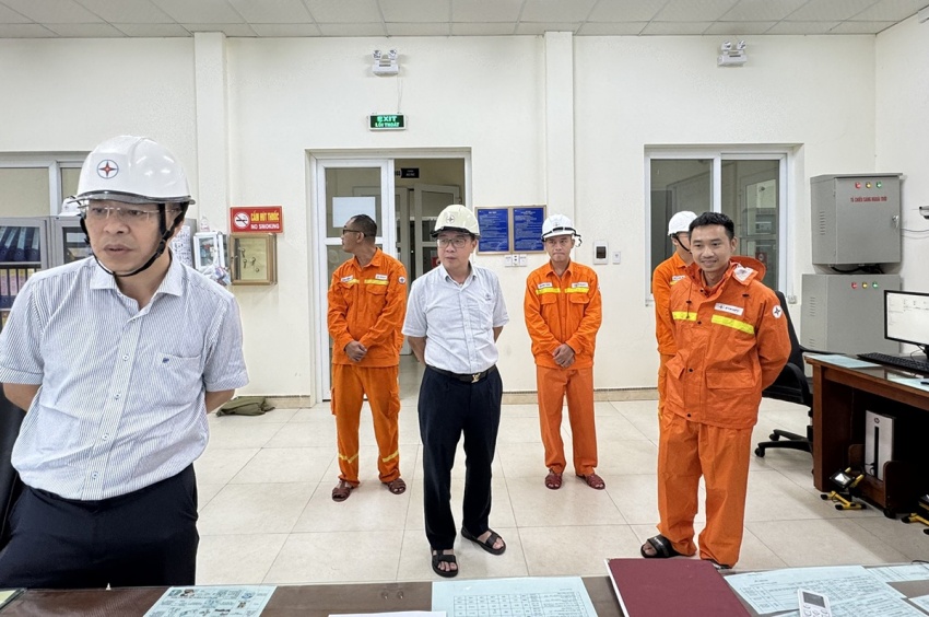 Hai đoàn công tác của EVNNPT trực tiếp chỉ huy ứng trực tại vùng tâm bão
