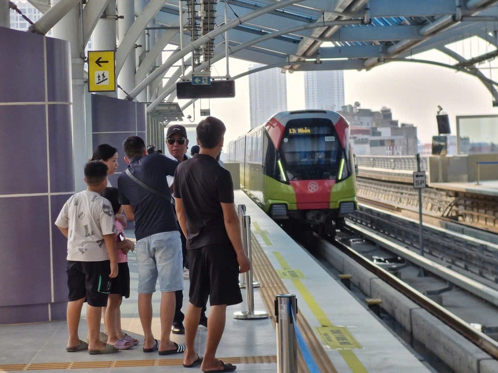 Metro Hà Nội đón lượng khách kỷ lục dịp hợp luyện diễu binh A80
