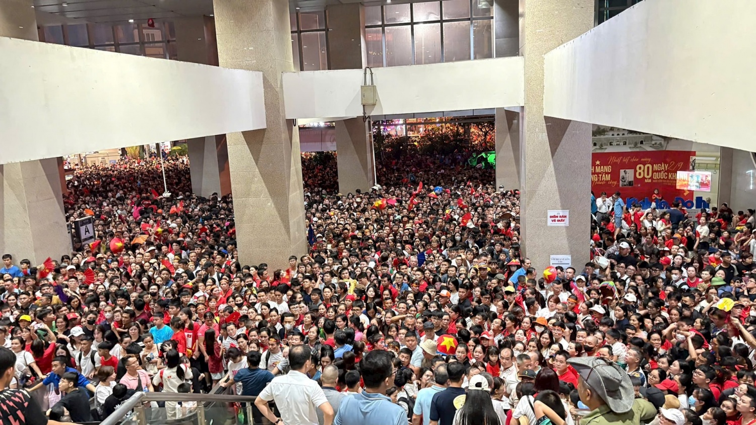 Metro Hà Nội đón lượng khách kỷ lục dịp hợp luyện diễu binh A80