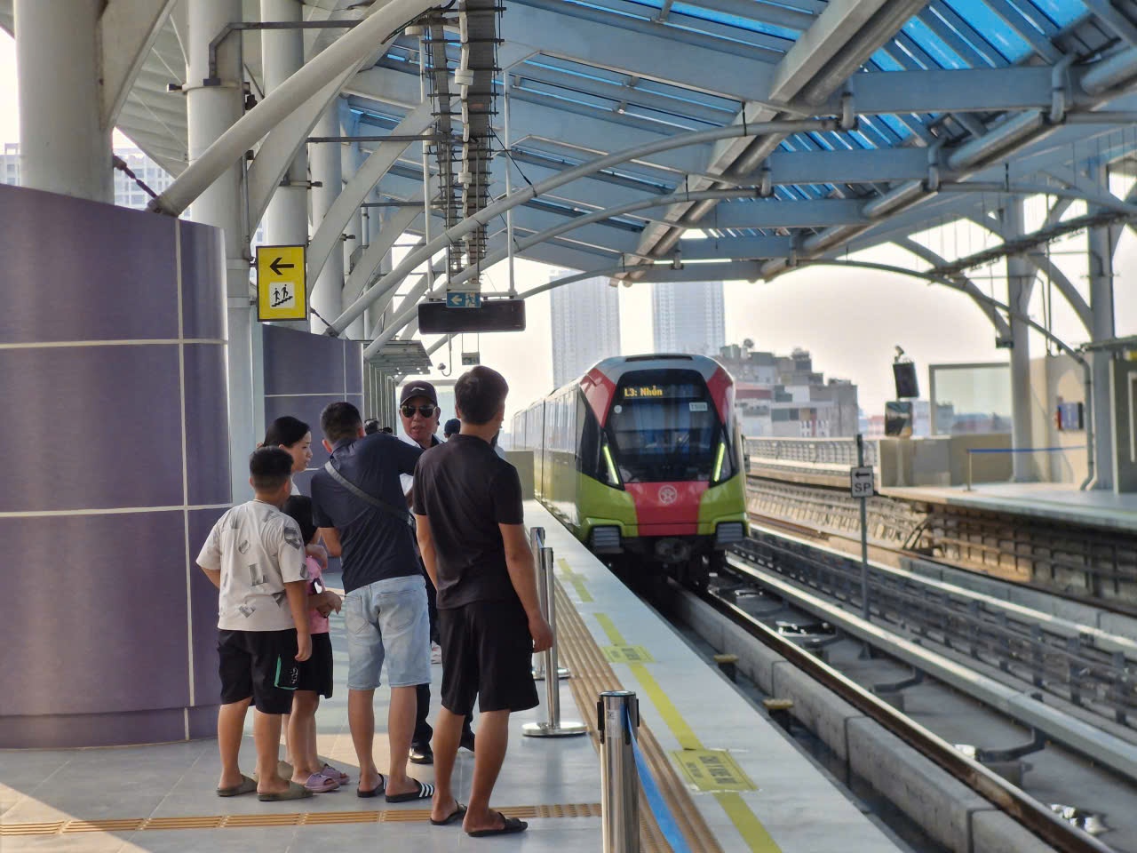 Metro Hà Nội đón lượng khách kỷ lục dịp hợp luyện diễu binh A80