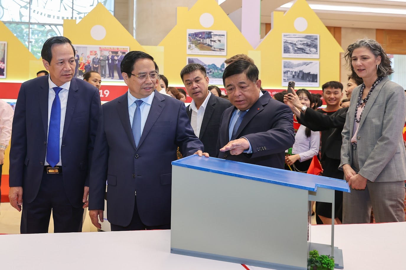 Petrovietnam nhận Bằng khen của Thủ tướng trong phong trào thi đua xóa nhà tạm, nhà dột nát Petrovietnam nhận Bằng khen của Thủ tướng trong phong trào thi đua xóa nhà tạm, nhà dột nát