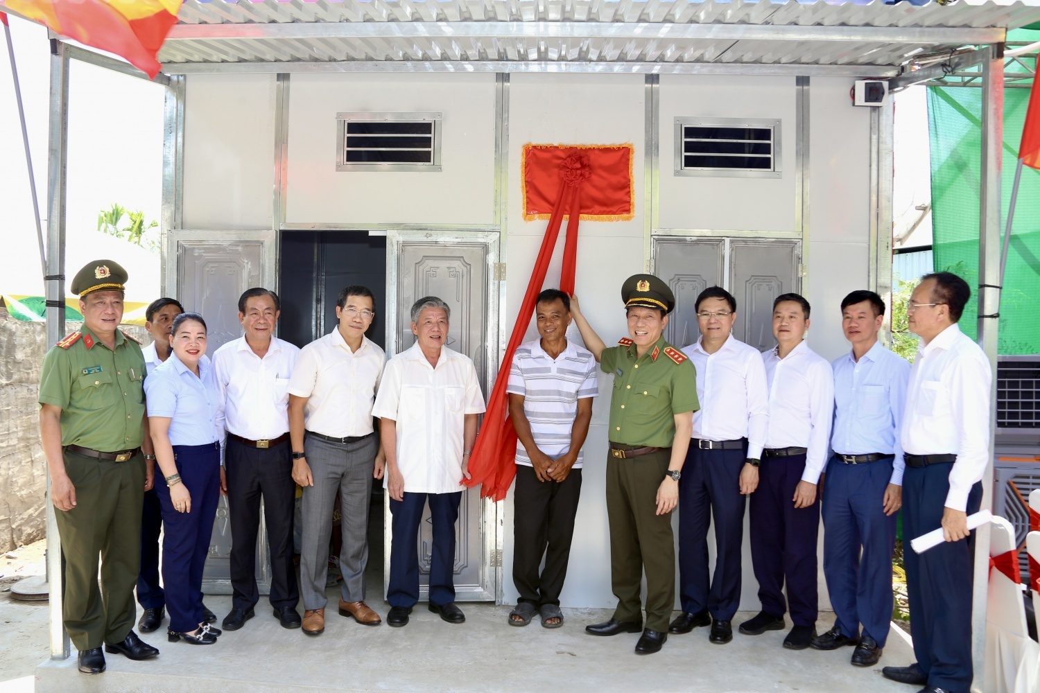 Petrovietnam nhận Bằng khen của Thủ tướng trong phong trào thi đua xóa nhà tạm, nhà dột nát Petrovietnam nhận Bằng khen của Thủ tướng trong phong trào thi đua xóa nhà tạm, nhà dột nát