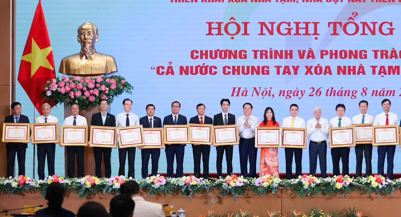 Petrovietnam nhận Bằng khen của Thủ tướng trong phong trào thi đua xóa nhà tạm, nhà dột nát Petrovietnam nhận Bằng khen của Thủ tướng trong phong trào thi đua xóa nhà tạm, nhà dột nát
