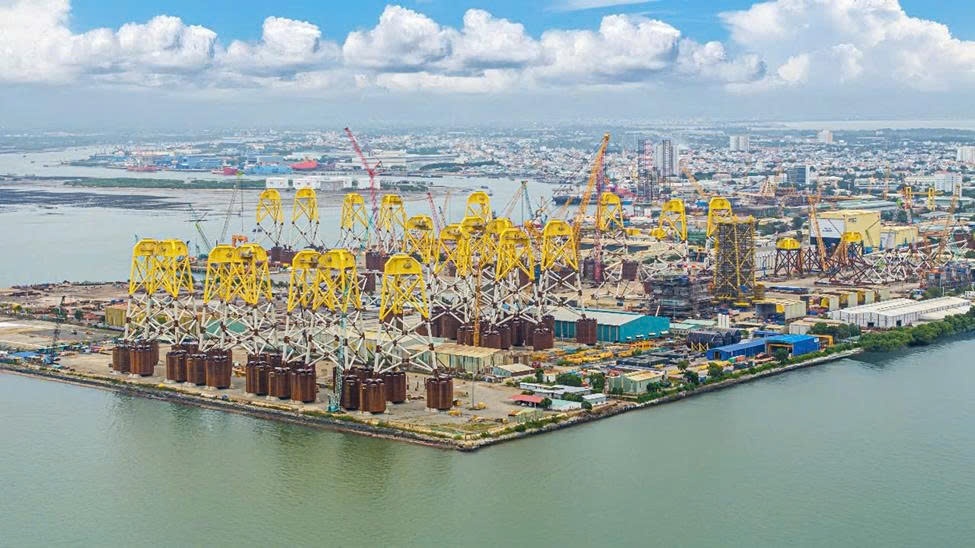 Bàn tay, khối óc của người lao động dầu khí - ngành công nghiệp năng lượng trên đại công trường điện gió vẽ nên sắc hoa vàng rực rỡ.