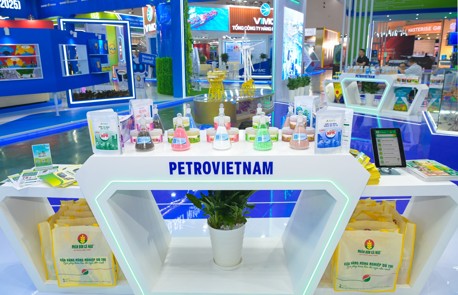 Chùm ảnh: Gian trưng bày ấn tượng của Petrovietnam tại Triển lãm thành tựu đất nước 2025