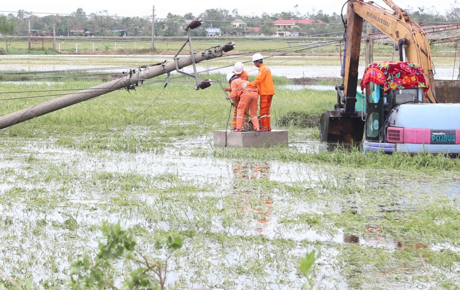 Ngành điện Nghệ An, Hà Tĩnh nỗ lực khắc phục sự cố, sớm cấp điện trở lại sau bão số 5