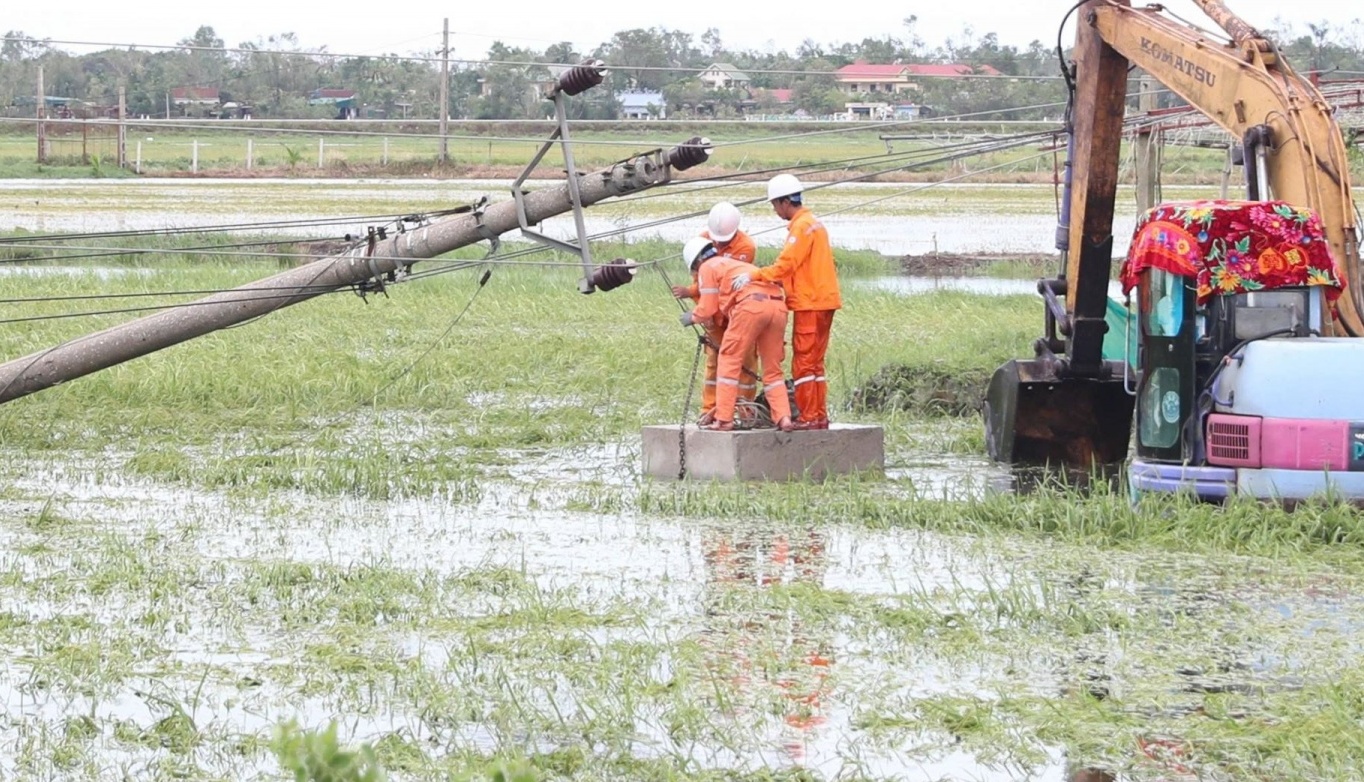 Ngành điện Nghệ An, Hà Tĩnh nỗ lực khắc phục sự cố, sớm cấp điện trở lại sau bão số 5