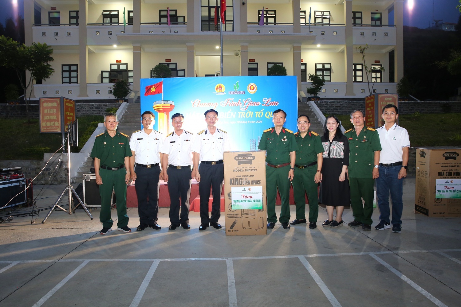 Đoàn Hội CCB Petrovietnam và CLB Dầu khí Trường Sa thăm và tặng quà cho các chiến sĩ tại Trạm Ra đa 550 Vùng 3 Hải quân. Đoàn Hội CCB Petrovietnam và CLB Dầu khí Trường Sa thăm và tặng quà cho các chiến sĩ tại Trạm Ra đa 550 Vùng 3 Hải quân.