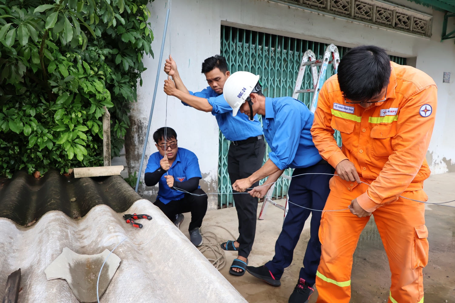 Tuổi trẻ EVNNPT chung sức bảo vệ hành lang an toàn lưới điện cao áp Tuổi trẻ EVNNPT chung sức bảo vệ hành lang an toàn lưới điện cao áp