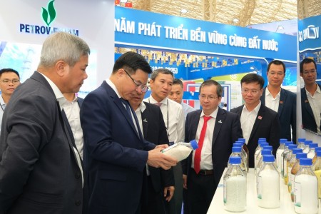 Chủ tịch HĐTV Petrovietnam Lê Mạnh Hùng kiểm tra gian trưng bày tại Triển lãm 80 năm thành tựu đất nước