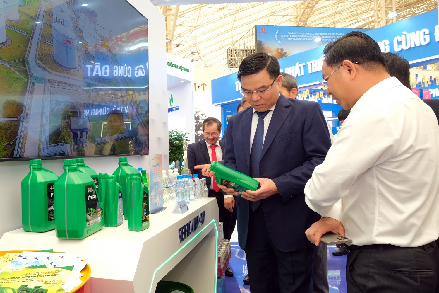 Chủ tịch HĐTV Petrovietnam Lê Mạnh Hùng kiểm tra gian trưng bày tại Triển lãm 80 năm thành tựu đất nước