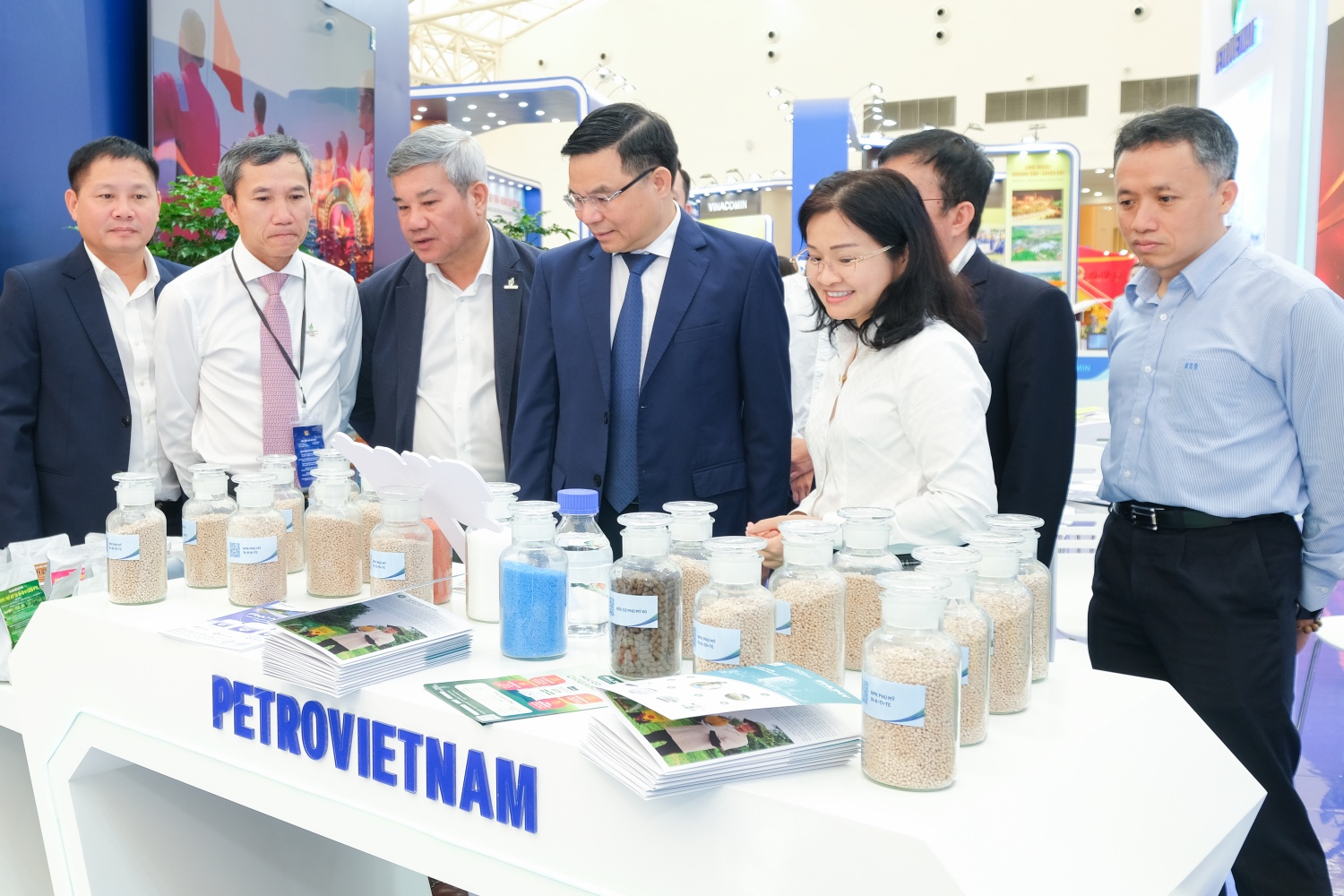 Chủ tịch HĐTV Petrovietnam Lê Mạnh Hùng kiểm tra gian trưng bày tại Triển lãm 80 năm thành tựu đất nước